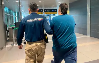 El colombiano fue detenido por Migración Colombia una vez aterrizó en el aeropuerto El Dorado de Bogotá. FOTO: Tomada de X @MigracionCol