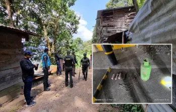 Adelante, los explosivos hallados al interior del inmueble. Atrás, operativo policial en Buriticá. FOTO: Cortesía Policía Antioquia e imagen tomada de redes.