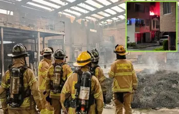 Adelante, el incendio del barrio Alcalá de Envigado. Atrás, bomberos de Marinilla atendiendo la emergencia. FOTO: imágenes tomadas de redes.