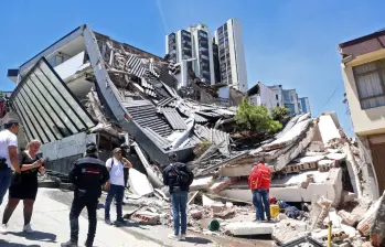 Apoyados por patrones de escucha y la guía de vecinos, cientos de rescatistas abren paso entre toneladas de cemento con la prioridad absoluta de extraer a los atrapados. FOTO: AFP