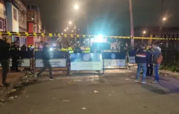 A las 10:05 p.m., hombres que se movilizaban en una moto lanzaron una granada a un grupo de personas en el barrio San Bernardo, en Bogotá. FOTO: Tomada de redes sociales