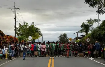 Vía bloqueada por la minga indígena entre Dabeiba y Mutatá, Antioquia. FOTO: AUTOPISTAS DE URABÁ