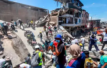 Los voluntarios han sido clave para sacar gente de los escombros. Foto: Manuel Saldarriaga.
