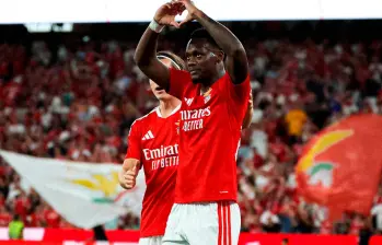 Jhon Jader Durán haciendo un corazón en su celebración. FOTO: X SLBenfica