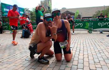 Valentina y Marco Antonio celebraron su compromiso tras cumplir con los 21 y 42k en la Maratón Medellín, que contó con 30.000 participantes en la edición 32 este 2026. FOTO CORTESÍA MARATÓN MEDELLÍN 