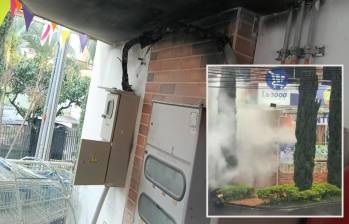 Adelante, las nubes de humo que salían del supermercado. Atrás, el punto eléctrico donde se habría originado el corto. FOTO: Cortesía Denuncias Antioquia.