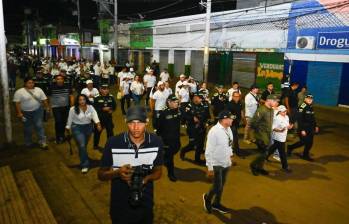 Funcionarios de la Gobernación de Magdalena y la Fuerza Pública acompañan la reapertura del comercio desde la madrugada. Foto: Gobernación del Magdalena.