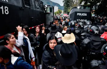 El UNDMO (antiguo ESMAD) tuvo que intervenir para dispersar a la gente y recuperar la normalidad a las afueras del Movistar Arena donde se llevó a cabo el homenaje a Yeison Jiménez. FOTO: Colprensa