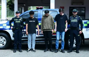 Durante el operativo, las autoridades incautaron un arma de fuego, un proveedor con 14 cartuchos, cinco teléfonos celulares y más de seis millones de pesos en efectivo. FOTO Policía Metropolitana. 
