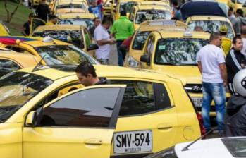 Según las autoridades, fueron alrededor de 100 conductores de la mancha amarilla que se unieron a esta ‘pitazon’ en las primeras horas de este jueves en la calle 85, cerca a la autopista Norte. FOTO: JUAN ANTONIO SÁNCHEZ