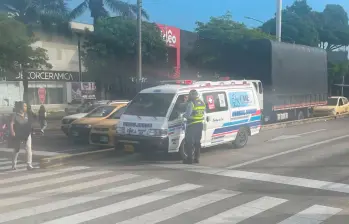 Esta es la ambulancia que fue sorprendida transportando pasajeros como si fuera un transporte colectivo en Cali. FOTO: Cortesía Secretaría de Movilidad de Cali
