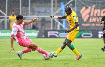 Con su triunfo a domicilio 1-2 ante Envigado, el Bucaramanga asumió el liderato de la Liga Beplay con 27 puntos. FOTO COLPRENSA 