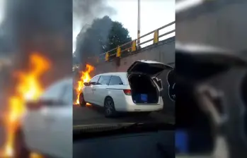 El vehículo incendiado iba saliendo del deprimido de Bulerías en dirección hacia el centro de la ciudad. FOTO: IMAGEN TOMADA DE VIDEO