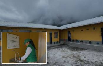 Adelante, uno de los dispositivos instalados. Atrás, uno de los colegios beneficiados en Liborina. FOTO: Cortesía