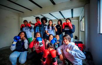 Este es uno de los grupos de boxeo que la profe Dayana Flórez entrena en La Honda todos los martes y jueves. FOTO: Camilo Suárez