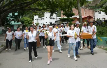 Imagen de una de la entrega de los cuerpos en el municipio de Dabeiba. FOTO: Cortesía.