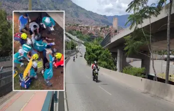 Adelante, la escena del accidente. Atrás, el Puente de la Madre Laura. FOTOS: Andrés García Hernández y cortesía Denuncias Antioquia