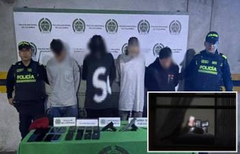 Adelante, imagen de referencia de una videollamada. Atrás, los detenidos por el intento de hurto. Foto: EL COLOMBIANO y Policía de Medellín