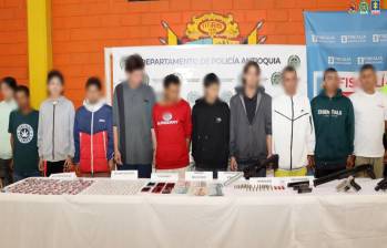 Algunos de los detenidos junto el material ilícito incautado tras los operativos. FOTO: Cortesía