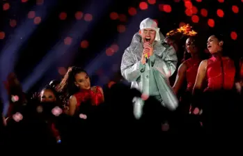 Bad Bunny durante su presentación en el Super Bowl de 2020 en el Hard Rock Staduim de Miami. FOTO: AFP