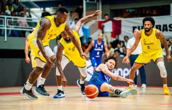 El antioqueño Juan Diego Tello lucha por la pelota en el duelo entre Colombia y Venezuela, por la clasificación del Mundial de 2027. FOTO: Cortesía Fiba