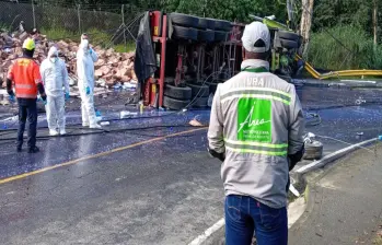 Imagen del camión accidentado en el sector La Poda de la Loma de Los Balsos en Medellín. FOTO: Cortesía AMVA