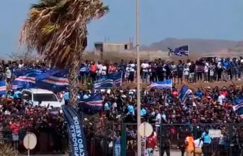 Praia, capital de Cabo Verde, se tiño de azul para celebrar a sus héroes. FOTO: Captura