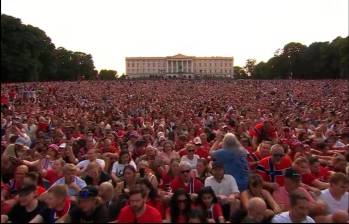 Más de 90.000 aficionados recibieron a la selección de Noruega en Oslo. FOTO: Captura