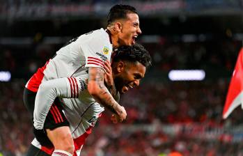 Los colombianos Kevin Castaño y Miguel Ángel Borja celebran el tanto del cordobés para el triunfo 3-1 de River Plate ante Platense. FOTO TOMADA X @RiverPlate