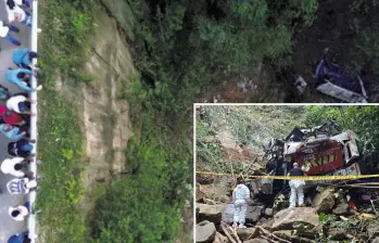 Adelante, así quedó el bus tras caer por el abismo. Atrás, testigos presencian las labores de rescate. FOTO: Manuel Saldarriaga.