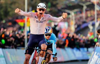Mathieu Van der Poel le da a Holanda su quinto mundial de ciclismo en ruta. FOTO GETTY