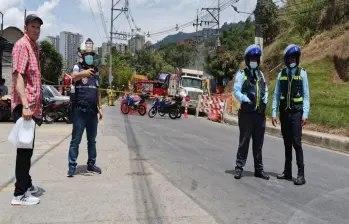 Agentes de tránsito y personal de bomberos debieron cerrar la vía de la zona. FOTO: imagen tomada de redes 