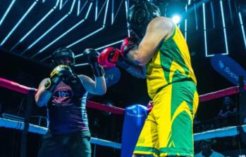 De vinotinto, el alcalde de Florencia Marlon Monsalve, de amarillo, el gobernador de Caquetá Luis Francisco Ruiz, enfrentados en un ring de boxeo. Foto: Redes sociales.