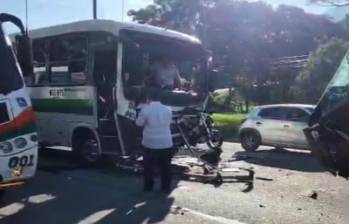 Así quedó uno de los vehículos afectados en el siniestro vial. FOTO: imagen tomada de redes.