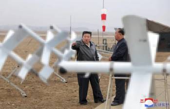 El líder de Corea del Norte, Kim Jong Un, presente en la prueba de los drones explosivos Kamikaze, donde inspeccionó su utilidad en la fábrica. FOTO: AFP