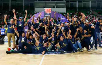 El quinteto de Titanes celebrando su novena corona en la Liga Profesional de Colombia. Ahora enfrentan una sanción de la Federación Colombiana de Baloncesto. FOTO: Cortesía Titanes