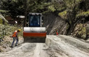 Desde hace casi una década, Antioquia tiene andando un proyecto para pavimentar las vías de acceso a sus municipios. De 322 kilómetros planeados ya van 214 pavimentados. FOTO Manuel Saldarriaga