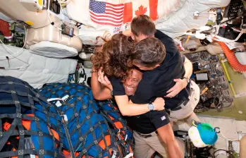 La camaradería y el compañerismo es muy importante en este tipo de misiones en que los cuatro astronautas viajan en un espacio muy reducido que deben compartir a diario. FOTO Cortesía Nasa