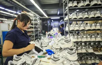 Las empresas han tenido que ampliar sus nóminas para mantener la producción ante la reducción progresiva de la jornada laboral contemplada en la Ley 2101 de 2021. FOTO Camilo Suárez
