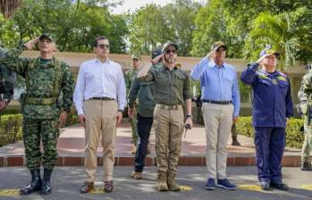 De la Espriella acompañado de los ministros Rodrigo Lara (Interior) y Jorge Mora (Defensa), durante el consejo de seguridad convocado en Cúcuta este 1 de septiembre. Foto: Fuerzas Militares.
