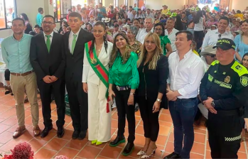 A la posesión de la mandataria asistió Luz Dana Leal (de camisa verde) y Sandra Ortiz (a su izquierda), consejera Presidencial para las Regiones. FOTO: Tomada de Instagram Gionni Leal