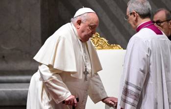 El líder espiritual de más de 1.400 millones de católicos en el mundo está hospitalizado desde el 14 de febrero. FOTO: AFP