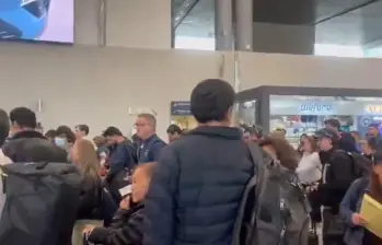 Fuerte congestión en el Aeropuerto Internacional El Dorado, em Bogotá, por el puente festivo de San José. FOTO: Captura de video 
