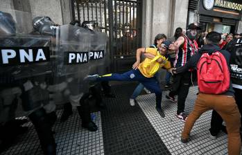 La fuerza pública se enfrenta a los jubilados e hinchas del fútbol que se unieron a las protestas por los derechos de los extrabajadores del país argentino. FOTO: AFP