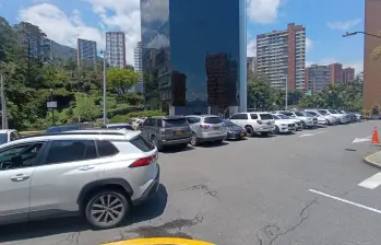 ¿A un conductor lo pueden multar por parquear en un lugar privado? FOTO: Imagen de referencia El Colombiano
