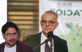 Iván Cepeda, candidato, presidencial y el exministro Iván Velásquez. Foto: Colprensa