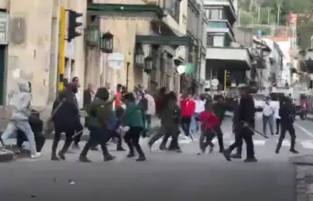 Comunidades indígenas se enfrentan al UNDMO a las afueras del Ministerio del Interior. Foto: Captura video