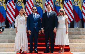 De la Espriella recibió en el Batallón Paraíso, en Barranquilla, a Marco Rubio, secretario de Estado de Estados Unidos. Al encuentro también asistieron sus esposas, Ana Lucía Pineda y Jeanette Christina Dousdebes Rubio. FOTO: Presidencia