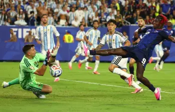 Tras sufrir dos golazos de Cabo Verde, el arquero argentino apareció en el final del segundo tiempo suplementario para salvar el resultado del equipo argentino y pasar a octavos de final. FOTO: Getty