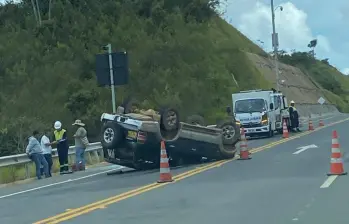 Así quedó la camioneta accidentada en la nueva vía del Nordeste. FOTO: imagen tomada de redes